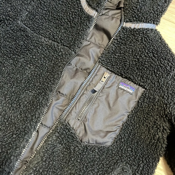 Patagonia child’s reversible black winter coat Sherpa fleece lined medium (10) - Picture 7 of 8